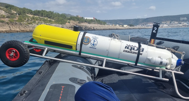 Este pequeño vehículo submarino autónomo de fabricación española lleva casi dos años en la Armada, que lo emplea para conocer el fondo marino y bus...
