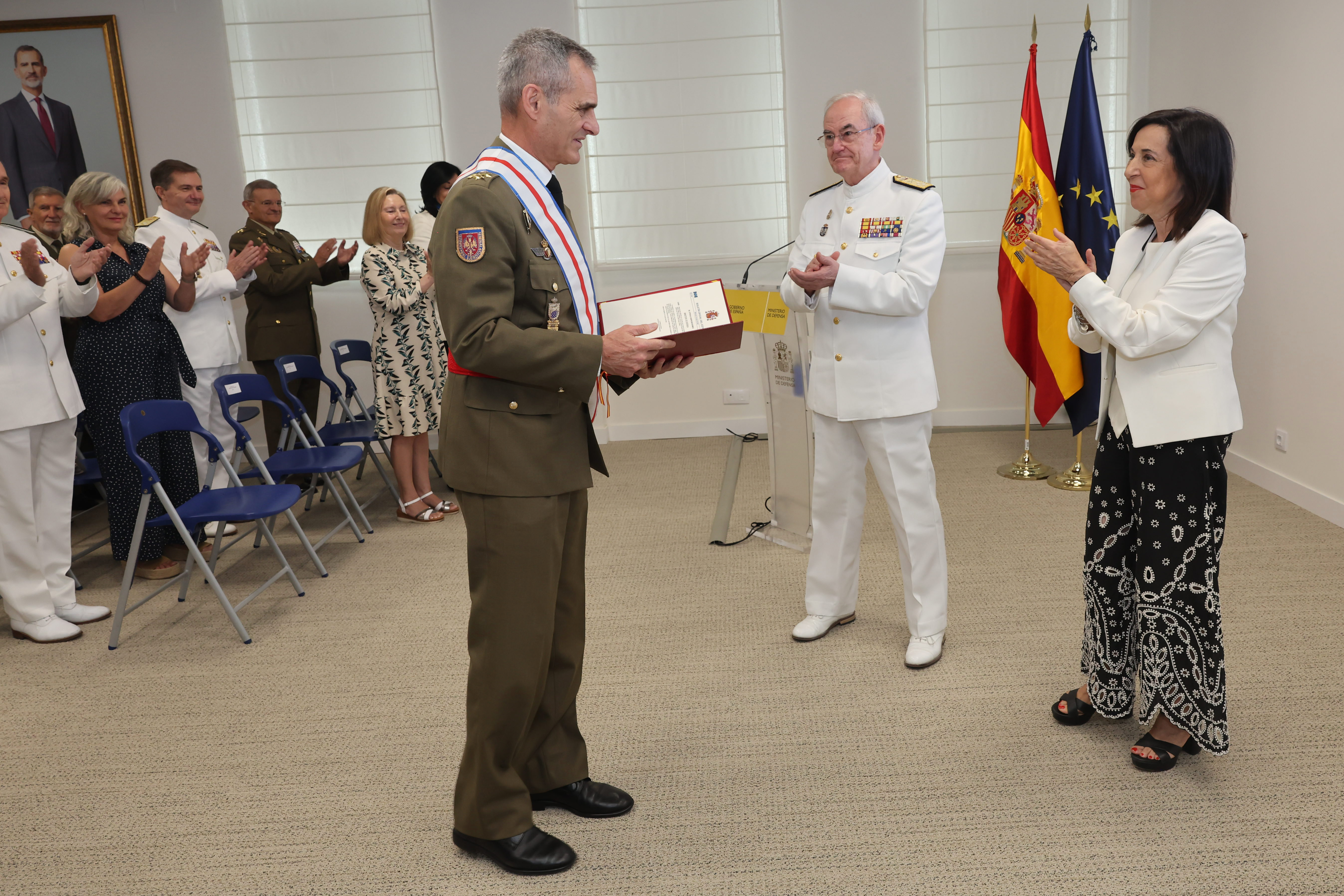 Margarita Robles agradece al teniente general Aroldo Lázaro su aportación al impecable papel de España en UNIFIL