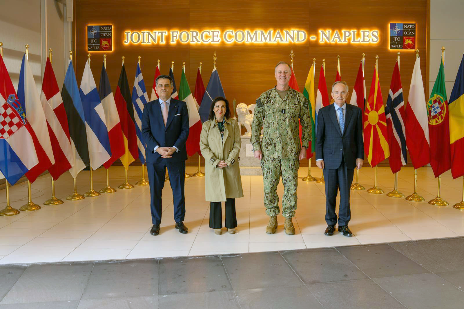 Robles elogia la labor de los militares españoles en la misión OTAN en Irak